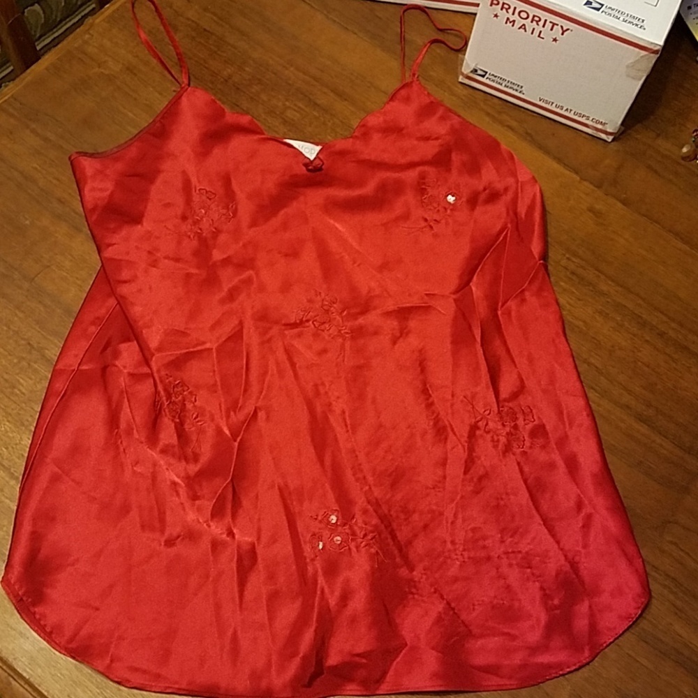👸😴 Red Chemise